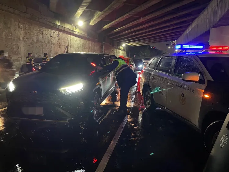 汐止警方臨檢通報17件噪音車。翻攝畫面