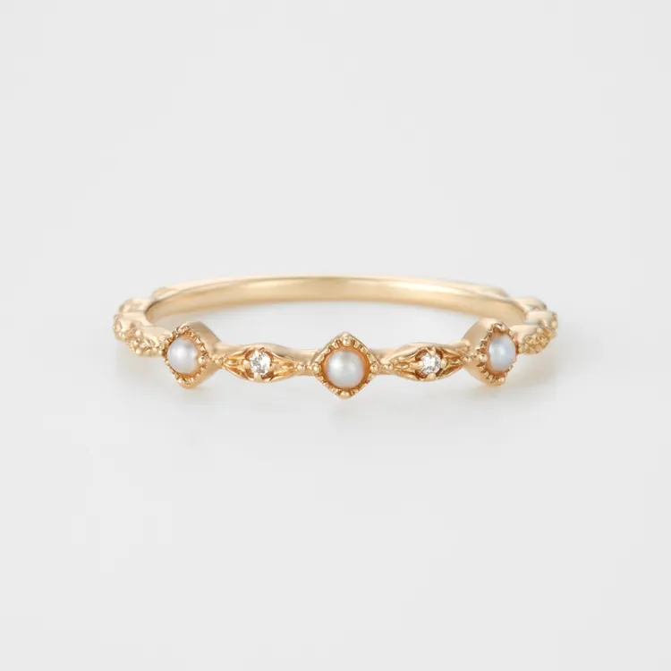 10K x 淡水珍珠x鑽石戒指，1萬900元。品牌提供