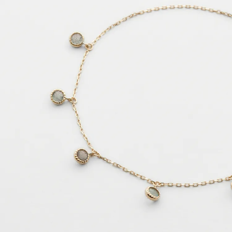 10K x 拉長石手鍊，8500元。品牌提供