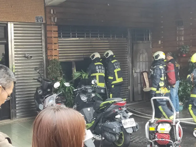 消防人員破壞鐵門入內搶救，但林姓老婦已不幸身亡。民眾提供