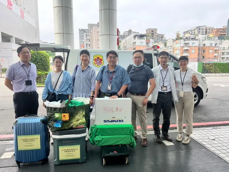 中秋節當天一早由胸腔外科主任黃敍愷帶領團隊至亞東醫院取回大愛器官。三總提供