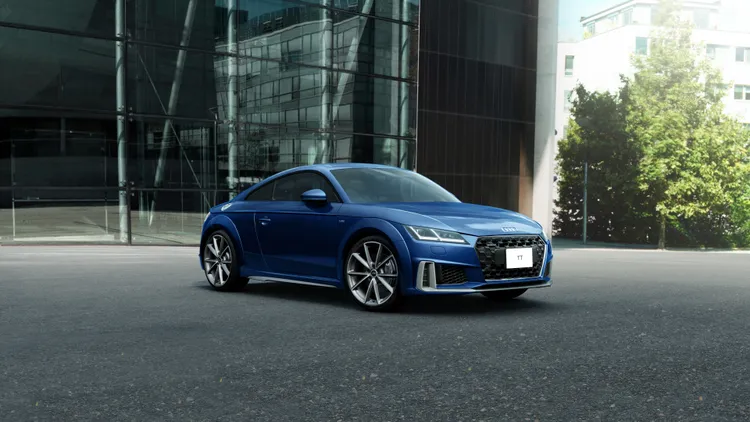 TT Coupé Ultimate Edition標配S line外觀套件及跑車套件，同時搭配蜂巢式盾形護罩和20吋Audi Sport鋁合金輪圈，售價341.5萬元起。原廠照片