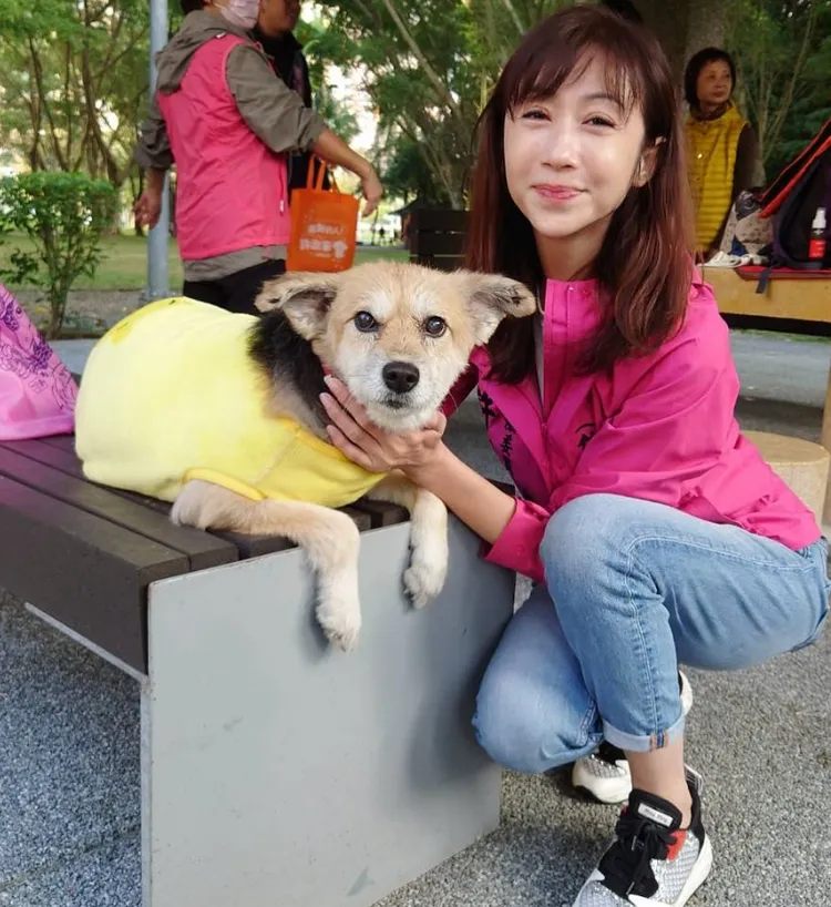 台北市立委參選人許淑華日前在象山，捕獲陪阿嬤公園運動的毛小孩，她拍下照寫道：「牠叫 ‘棒棒’，很乖哦！每天陪伴阿嬤到公園運動」。翻攝許淑華Hsu Shu-Hua粉絲頁