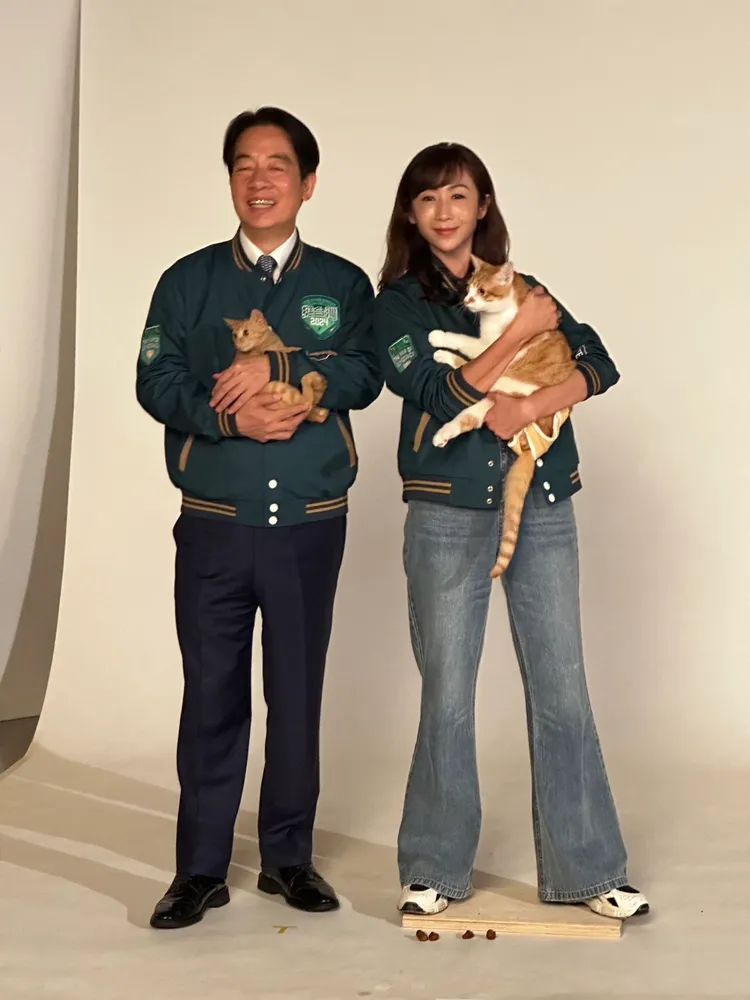 相當愛護動物的許淑華（右）和副總統賴清德一起拍攝社團法人貓咪也瘋狂公益協會宣傳形象照。翻攝貓咪也瘋狂俱樂部 CrazyCat club社團
