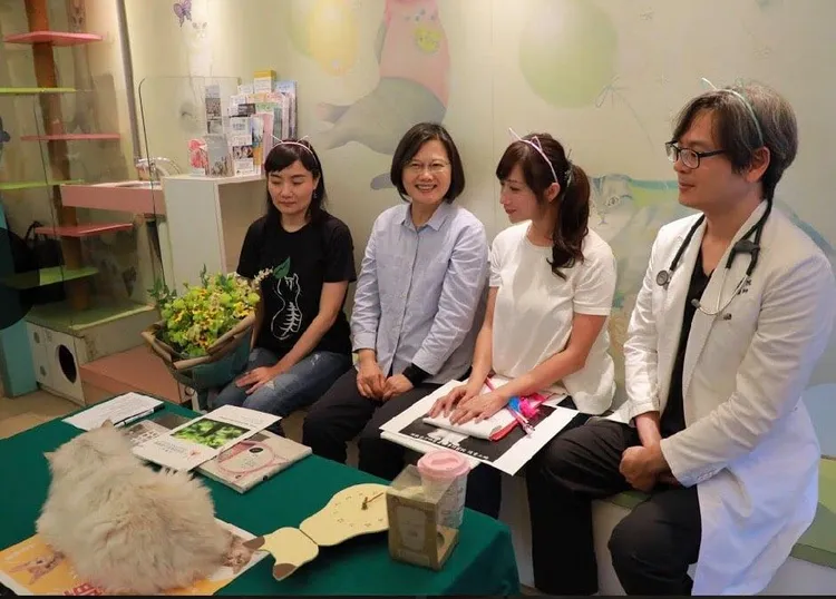 許淑華（右２）和同樣愛毛小孩的總統蔡英文（左２）一起。翻攝貓咪也瘋狂俱樂部 CrazyCat club社團