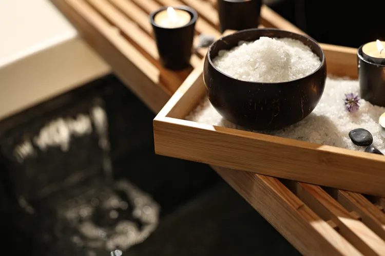 「LEXUS賦活鹽浴療程」於芳香浴時特別使用富含天然礦物質和微量元素的嘉義洲南鹽場鹽花。業者提供