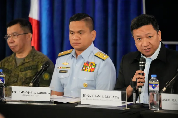 菲律賓國安委員會助理馬拉雅(右)、菲律賓海警隊發言人塔瑞耶拉(中)、菲律賓武裝部隊發言人阿吉拉11日聯合召開記者會。美聯社