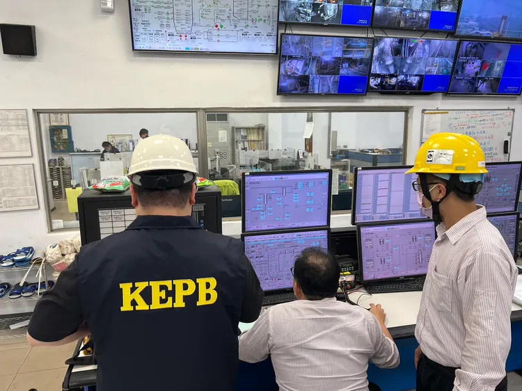 環保局進場查核工廠操作情形。環保局提供