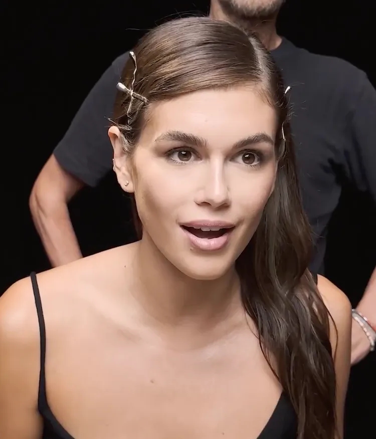 Kaia Gerber別上系列金色髮夾直呼可愛。翻攝zaraofficial IG影片