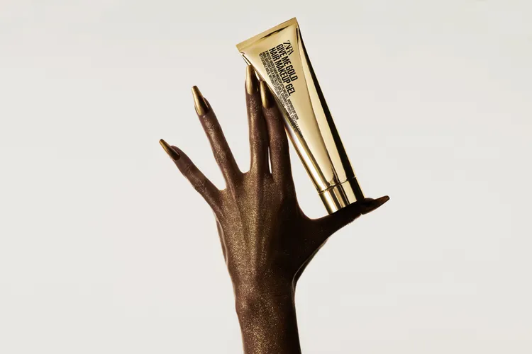 GLITTER IN GLOD金色凝膠。品牌提供