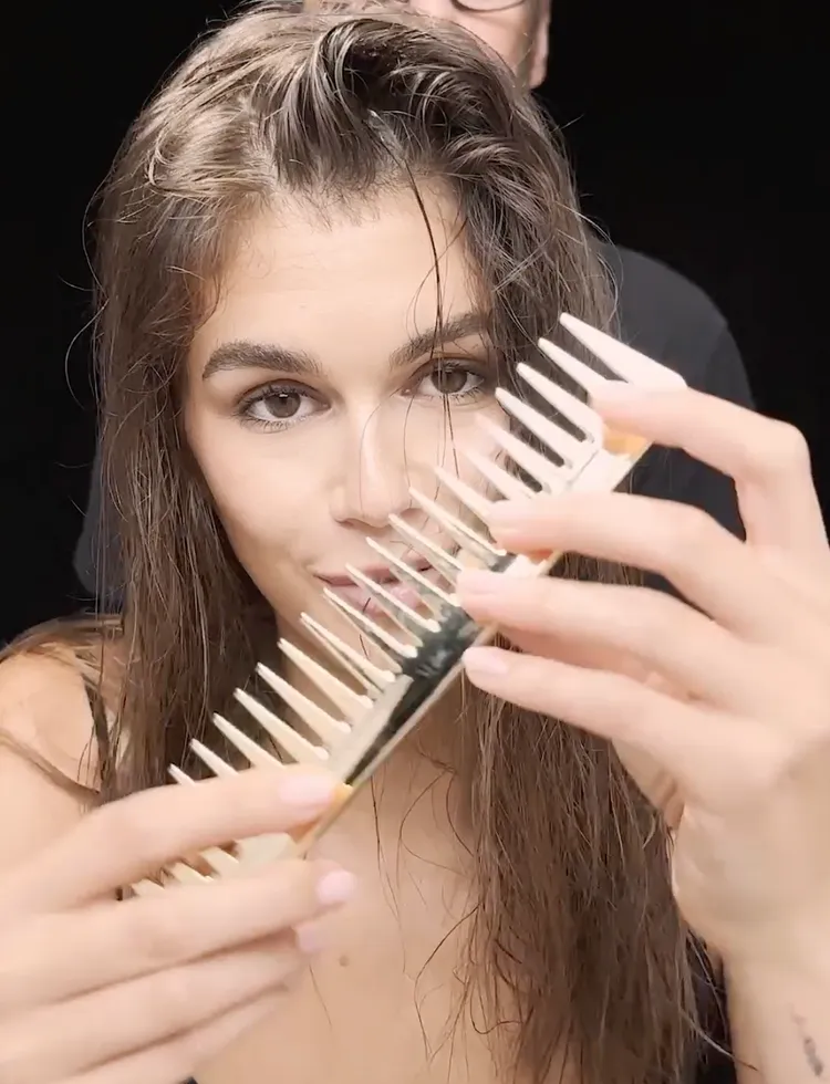 大寬齒金色髮梳。品牌提供