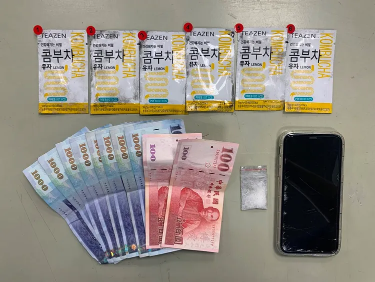 在藥頭身上起出毒咖啡包裝相似於市面販售的康普茶。民眾提供