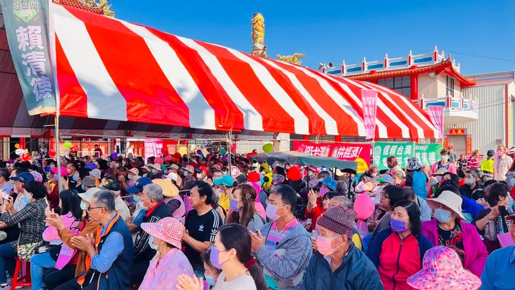 800名鄉親高喊凍蒜，場面熱絡。賴惠員提供