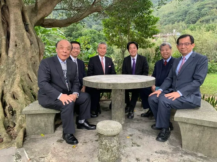 賴清德在萬里老家旁樹下接待訪客。翻攝自廖英熙臉書