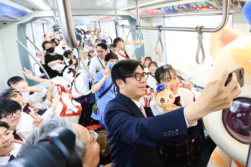 橘色惡魔搭輕軌「柑橘號」!邁邁市長來接待 還奉上客製紀念禮