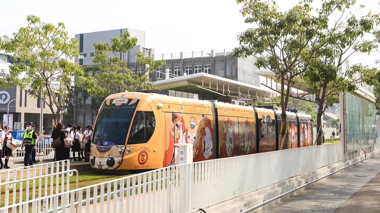 為了歡迎「橘色惡魔」，高市府和高捷公司攜手打造期間限定彩繪列車「柑橘號」。市府提供