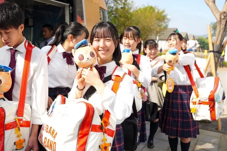 橘色惡魔獲贈蜜柑娃娃。市府提供