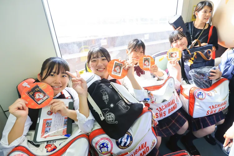 「橘高校限定版」一卡通及蜜柑娃娃兩項客製限量的紀念禮物送橘色惡魔。市府提供