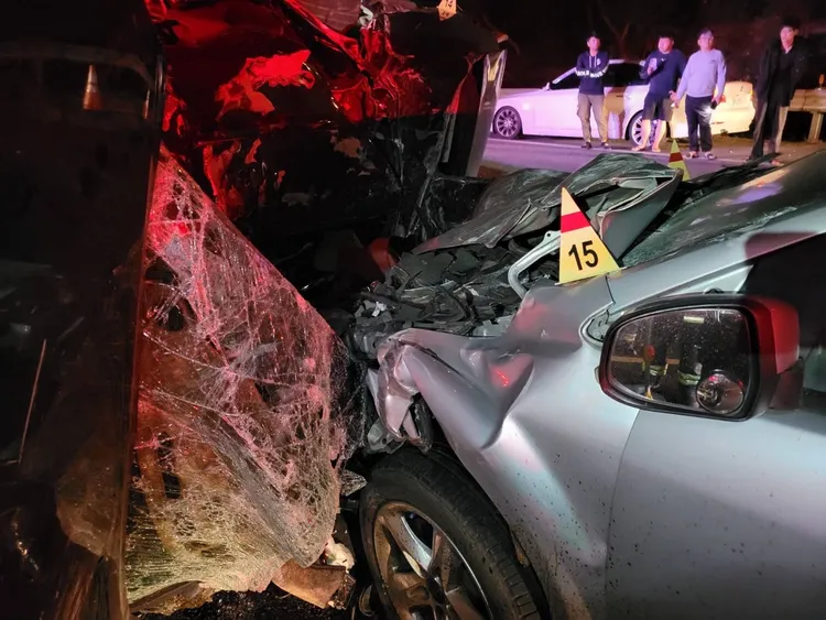 黑色轎車翻覆又遭來車追撞後側翻。讀者提供