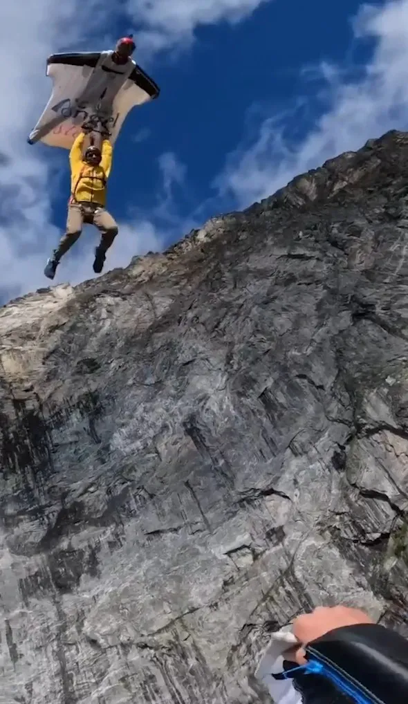 最危險的項目之一飛鼠裝滑翔運動，一旦遇到突如其來的氣流，很容易會失控，翱翔在刺激與死亡的邊緣。YouTube@MaviGadget  提供