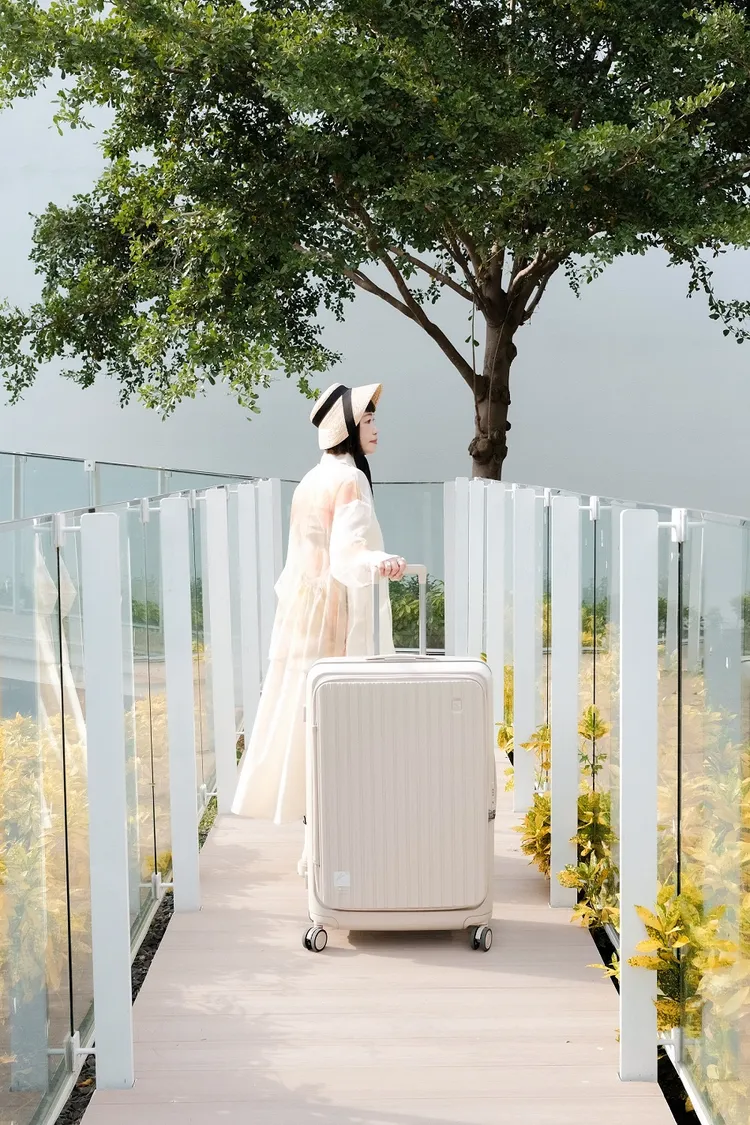 CROWN Boxy雙前開框架拉桿箱，21吋／6484元、26吋／7664元、29吋／8640元。品牌提供