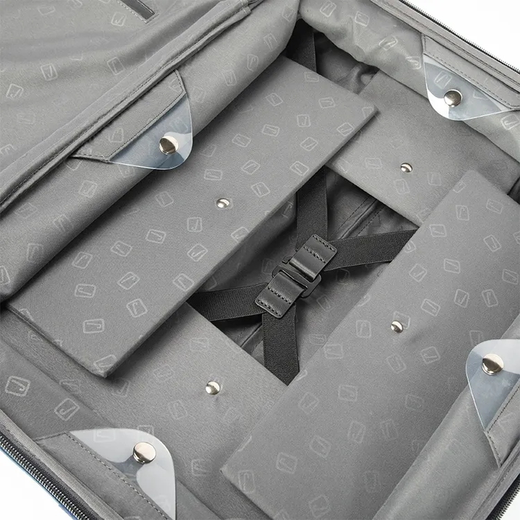 行李箱內部四邊以PE硬板支撐，調整後可折疊收納。品牌提供