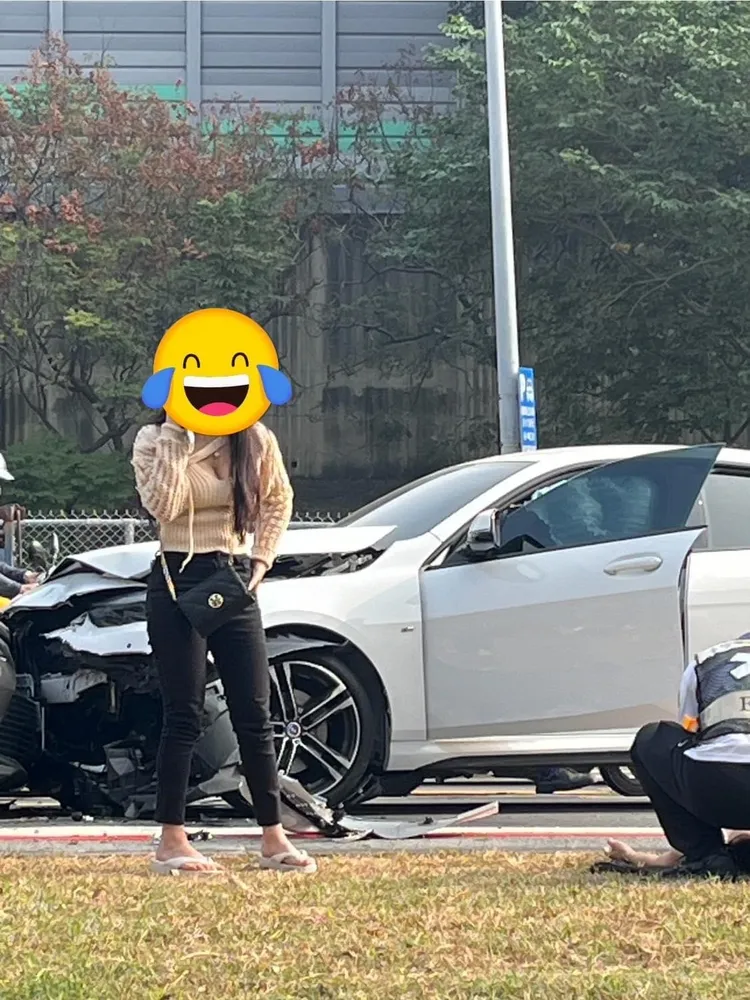 旁邊那位也很「兇」。翻攝自「重機車友 ❘ 各區路況天氣、資訊分享中心」臉書