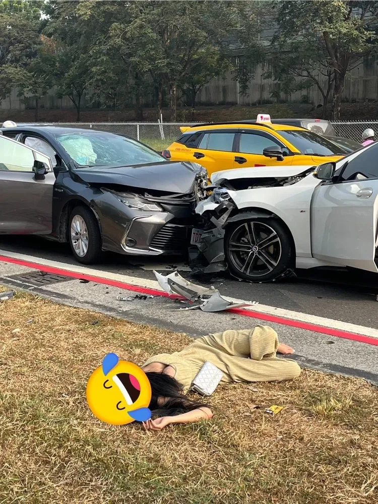 妹子躺在草地上，傷勢令人憂心。翻攝自「重機車友 ❘ 各區路況天氣、資訊分享中心」臉書