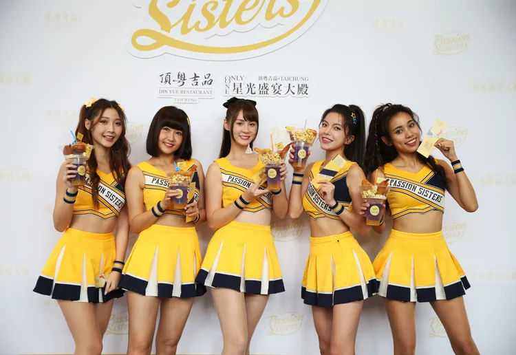 PS女孩手上拿著主辦方精心製作的炸裂頂粵餐。頂粵吉品提供