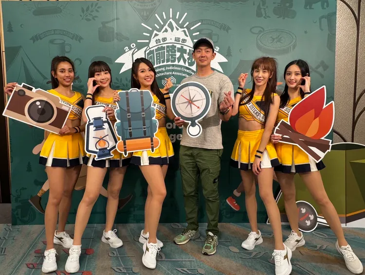 中洲建設總經理黃瀚霆(右3)與其妻中信兄弟啦啦隊女神Peggy黃沛祺(左3)合影。葉家銘攝