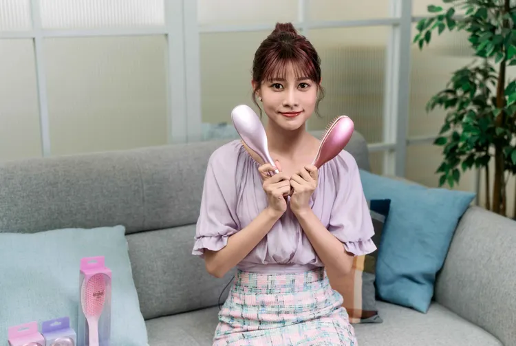 阿部瑪利亞小時候都是由爸爸梳頭。潘朵拉的美妝盒提供