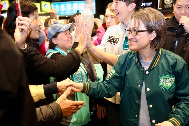 蕭美琴參觀吳崢競總。賴清德競總提供