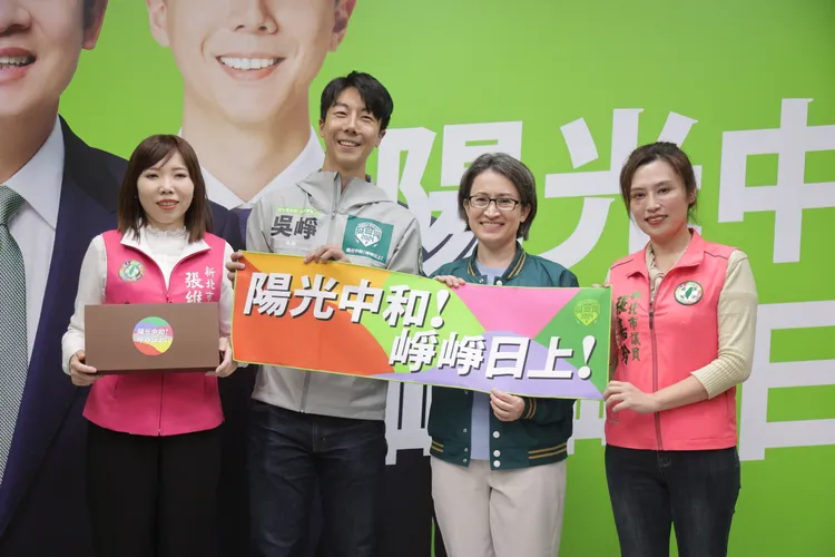 蕭美琴在競總與吳崢合影。吳崢辦公室提供