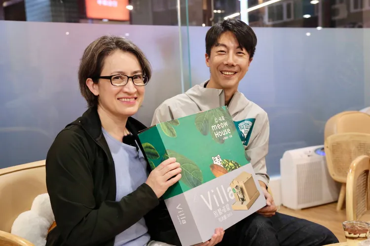 蕭美琴送喵屋給吳崢，讓吳崢的貓成為中和貓。賴清德競總提供