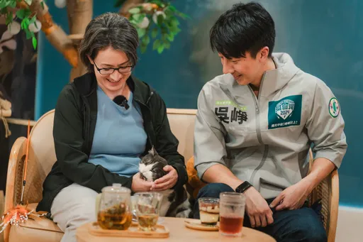 假輔選真撸貓!赴中和合體吳崢送這禮 蕭美琴要他「回家對貓好一點」