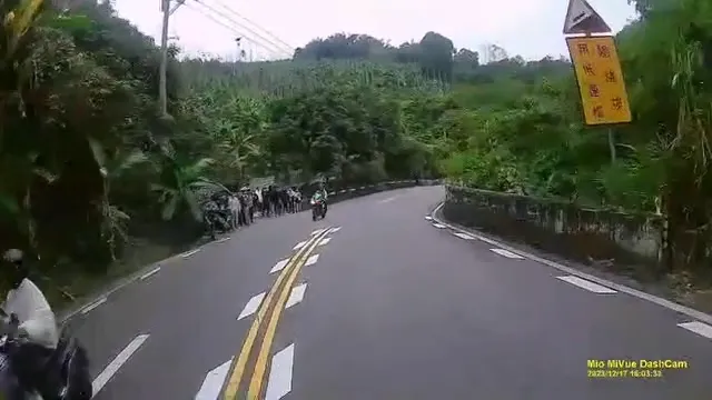 路邊聚集許多車友。民眾提供