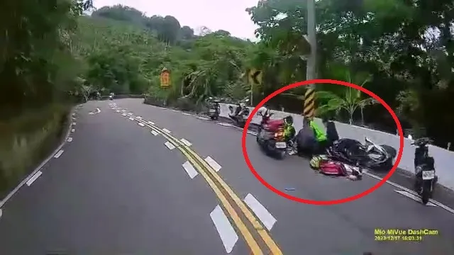 救護人員對房姓少年急救，但送醫後仍因傷重不治。民眾提供