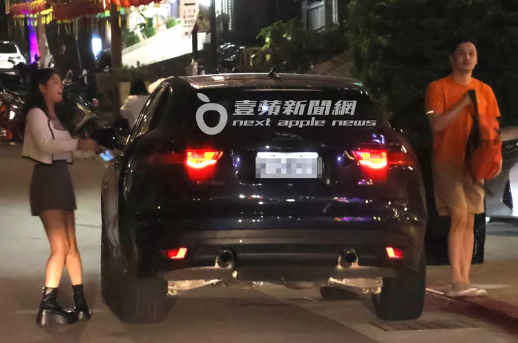 辜莞允男友許碇將（右）拿起隨身行李下車，看似迫不及待想泡湯。特勤中心攝