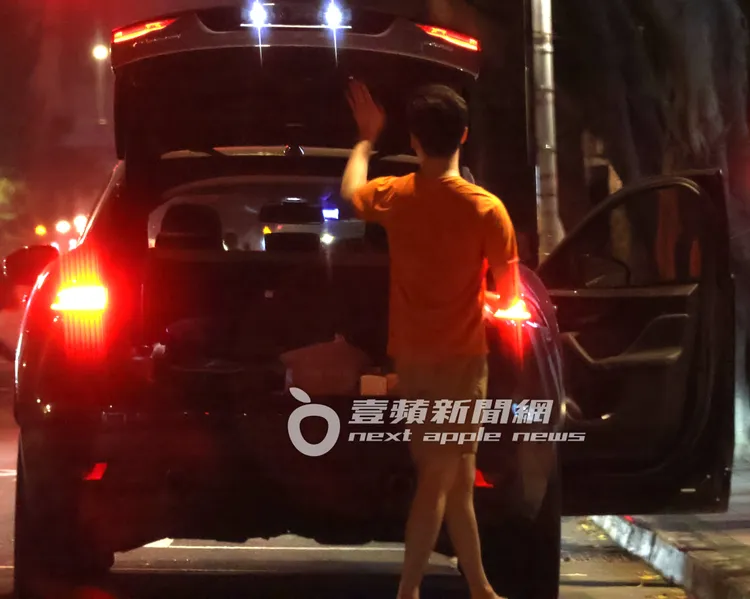 男友許碇將熟稔的把羽毛球具放進辜莞允的後車廂。特勤中心攝