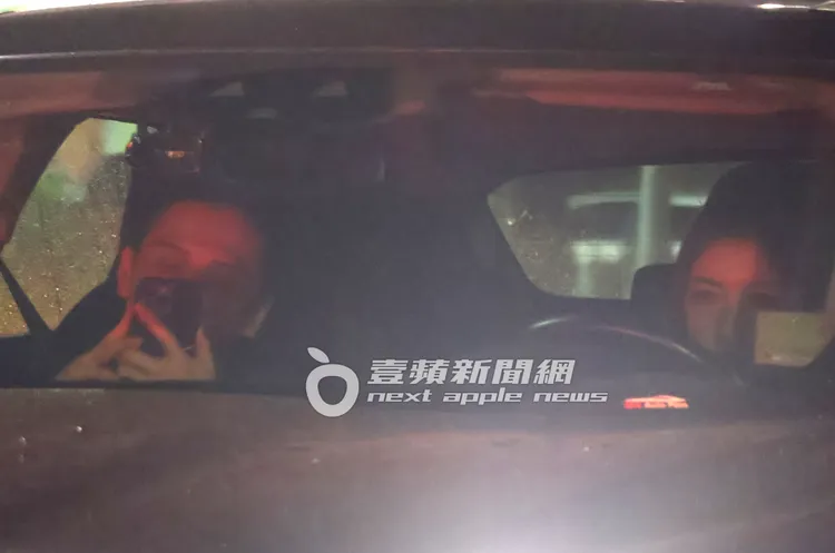 幸好坐在駕駛座的辜莞允有隨時偷瞄前方的車況。特勤中心攝