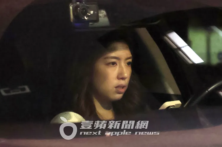 辜莞允看完手機回神，警覺綠燈才趕快開車。特勤中心攝