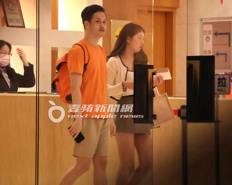 辜莞允（右）手拿房卡跟收據，和男友許碇將準備上樓泡湯。特勤中心攝