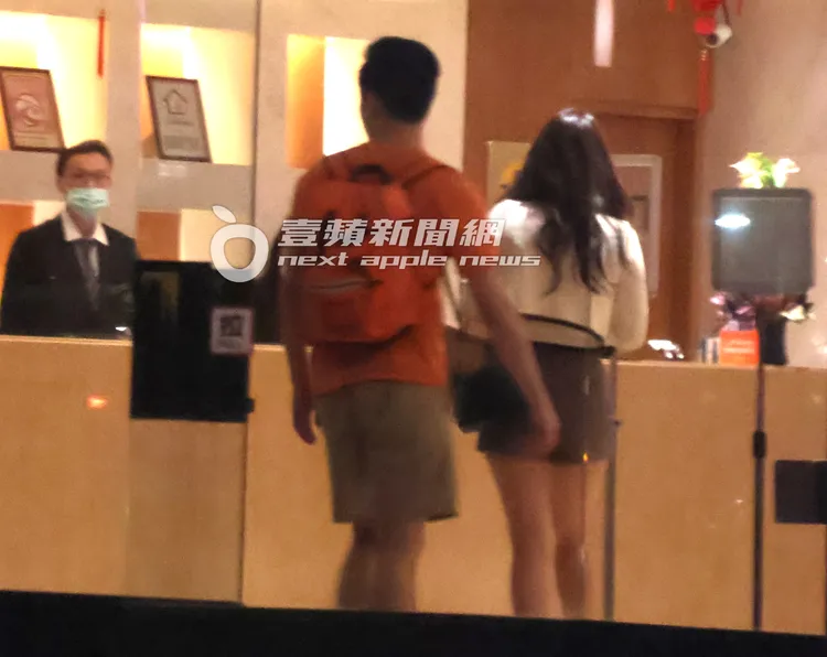 辜莞允走在前頭帶路，還幫男友許碇將開門，服務十分到位。特勤中心攝