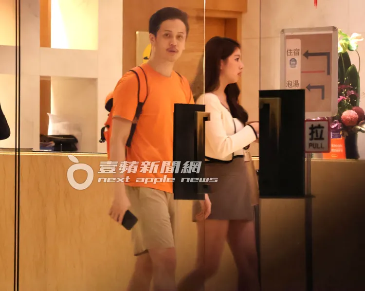 辜莞允走在前面帶路，男友許碇將跟在後頭走向電梯。特勤中心攝