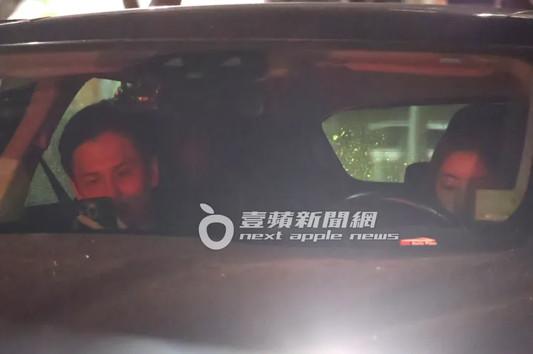 辜莞允（右）開車等紅燈，和男友科技冷漠各自滑手機。特勤中心攝