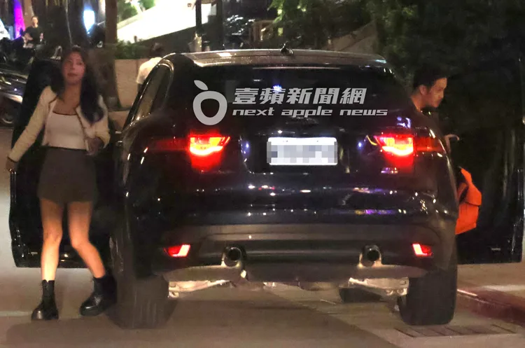 辜莞允（左）一路從台北載男友來到北投的溫泉會館下車。特勤中心攝