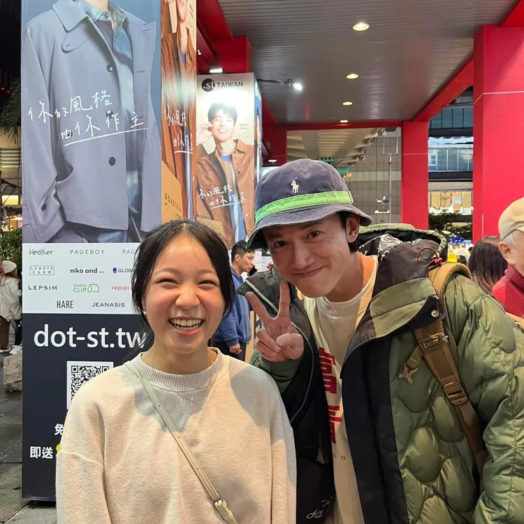 影帝捕獲野生影后！「富都怪叔叔」逗她笑開了　吳慷仁也要去看《小曉》。翻攝臉書「吳慷仁Kang Ren Wu」