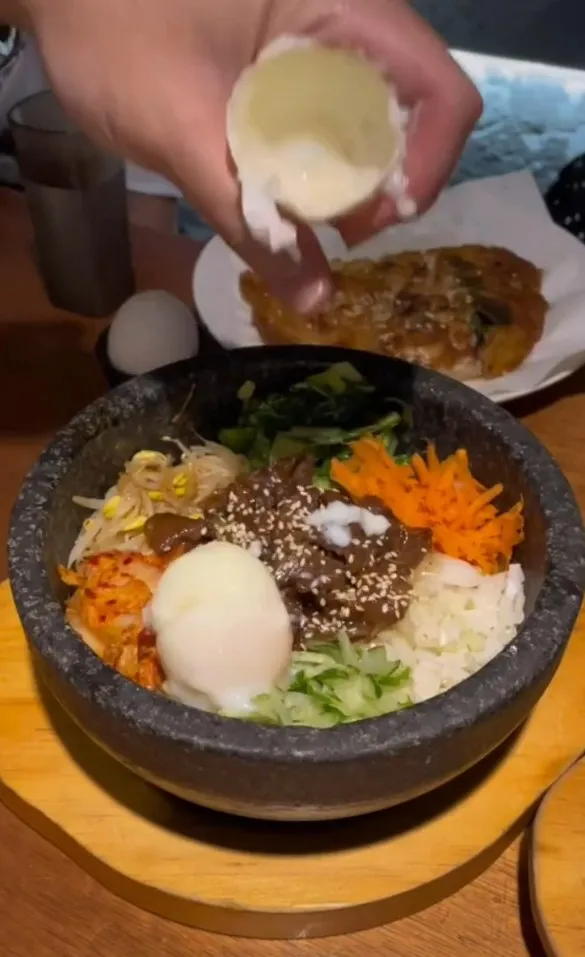 石鍋拌飯會附一顆溫泉蛋。TikTok@pkfoodie182 / IG：pkfoodie182 提供