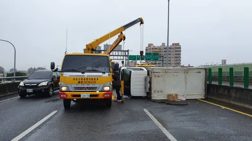 台74線翻車片｜雨天閃前方急煞車　小貨車失控滑撞分隔島側翻