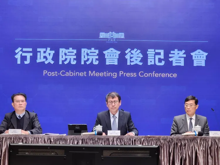 行政院發言人林子倫(中)於記者會上轉述陳建仁裁示。施智齡攝